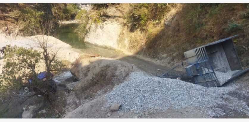 ट्याक्टर पल्टीयाे चालक सुरक्षित