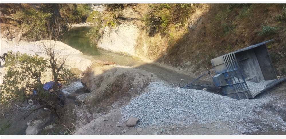 ट्याक्टर पल्टीयाे चालक सुरक्षित