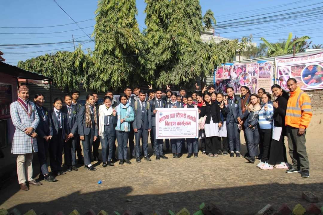 हाेलि ल्याण्ड कलेज द्रारा खाद्यान्न तथा स्टेसनरी सामाग्री वितरण