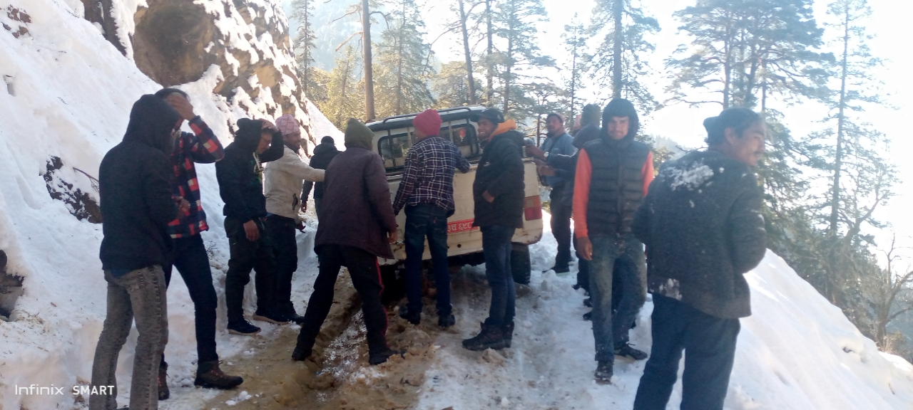 मार्तडी कोल्टी सडक खण्ड पोरखेमा हिउँको चाप, जिप व्यवसायीलाई संकटमा