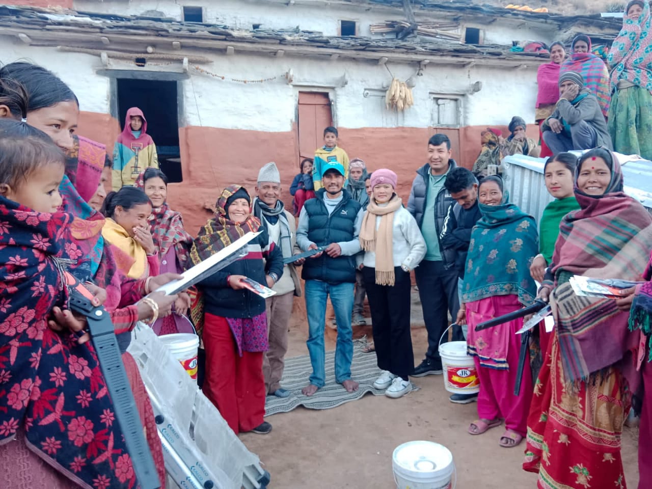 हिमाली- ६ मा बिरुवा काटछाटका सामाग्री अगुवा कृषकलाई हस्तान्तरण