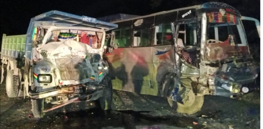 काठमाडौंबाट बाजुरा आउँदै गरेको बस दुर्घटना, १७ जना घाइते