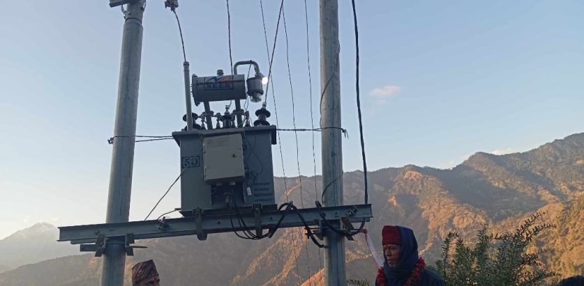 बडिमालिका नगरपालिका ८ काे डुङग्रीमा लाईन तानेकाे ३ बर्षमा बल्याे बिजुली