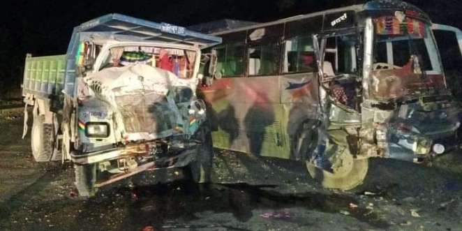 काठमाडौंबाट बाजुरातर्फ जाँदै गरेको बस दुर्घटना, १७ जना घाइते