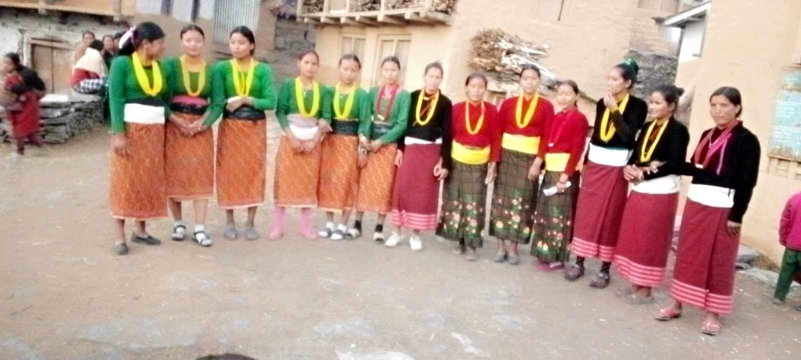 देउडा साँस्कृतिक संरक्षण गर्दै गाउँमा नारी दिवस मनाए