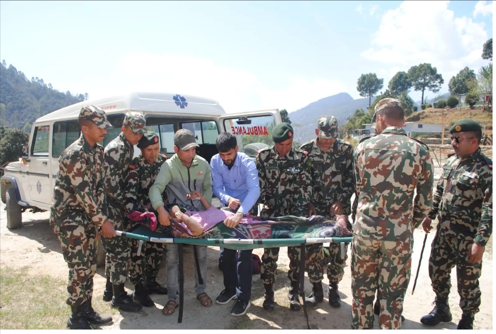 बाजुरा बाट एक सुत्केरी महिलाकाे हेलिकप्टर द्वारा उद्वार