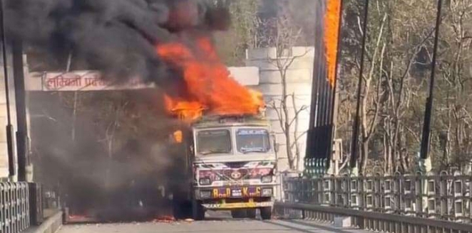 कर्णाली पुलमा आगलागी