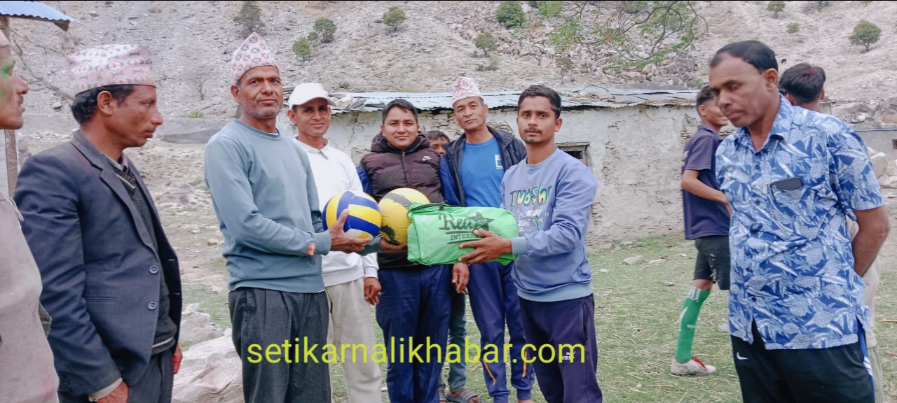 हिमालीका कर्मचारी सापकोटाले भवानी माविलाई खेलकुद सामाग्री सहयोग