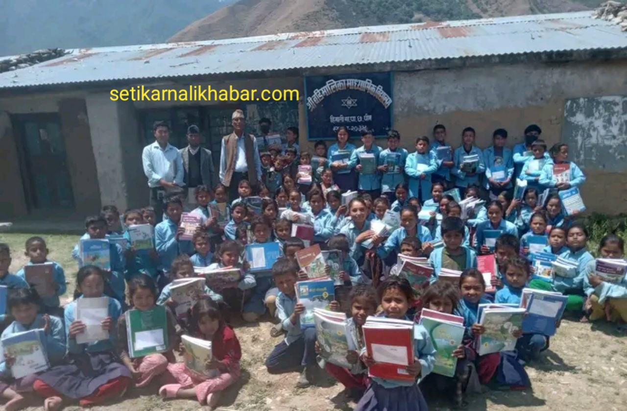 बिधालय खुलेको दिनमै विद्यार्थी हात-हातमा किताब