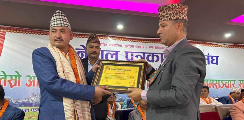 बाजुरा पत्रकार निमेन्द्र शाही सम्मानित