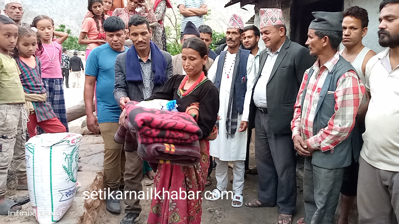 काङ्ग्रेस हिमाली गाउँ कार्यसमितिले आगलागी घरपरिवारलाई राहत वितरण