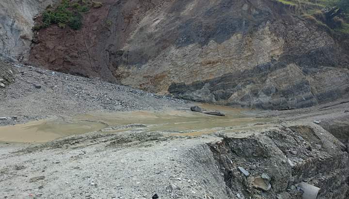 वर्षायाम सुरुवात संगै जिल्लिको पहिरो  बग्न थाल्यो कोल्टी- मार्तडी आवतजावतमा समस्या