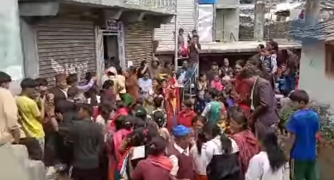 मार्तडीमा महिनौं पछि नुन पाउदा सेवाग्राही भिड