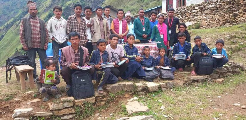 अपाङ्ग विद्यार्थीलाई शैक्षिक सामाग्री वितरण