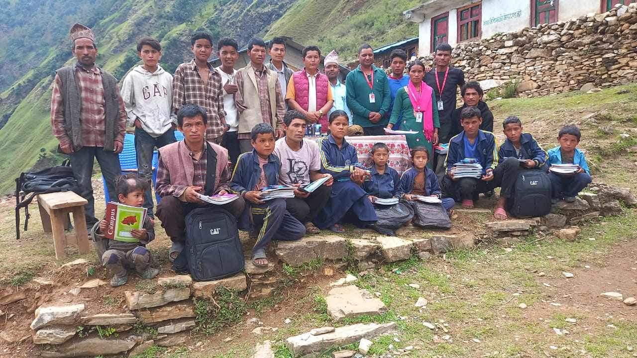 अपाङ्ग विद्यार्थीलाई शैक्षिक सामाग्री वितरण