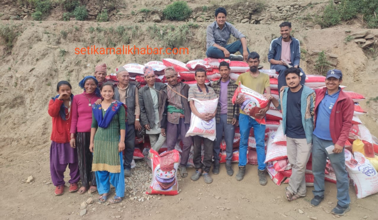 बिरुवा हुर्काए बापत किसानलाई चामल वितरण