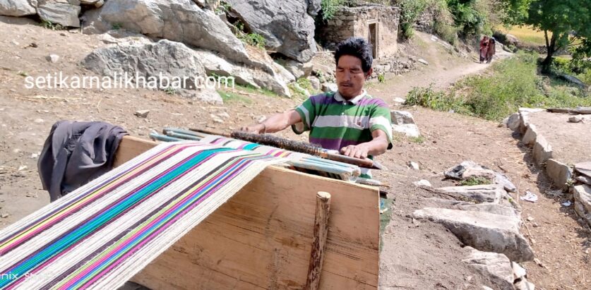 उनबाट बुनिने राडी पाखी परम्परागत घट्दो क्रममा