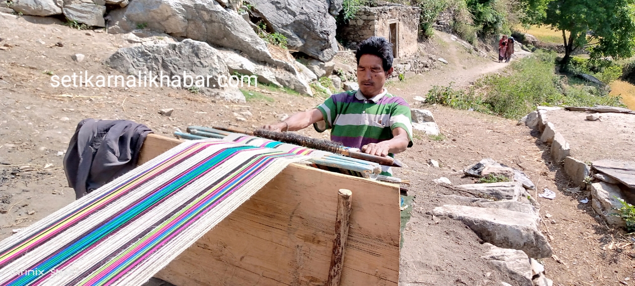 उनबाट बुनिने राडी पाखी परम्परागत घट्दो क्रममा