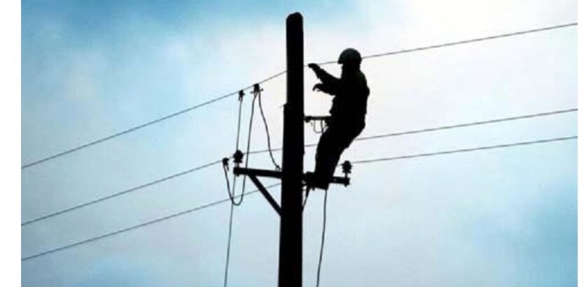 डडेल्धुरामा एक जना बिद्युथ  कर्मचारीलाई करेन्टघाइते घाईते काे उपचार हुदै