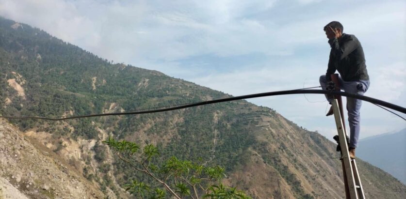 जमिनमा धारा आकाशमा पानीका पाईप