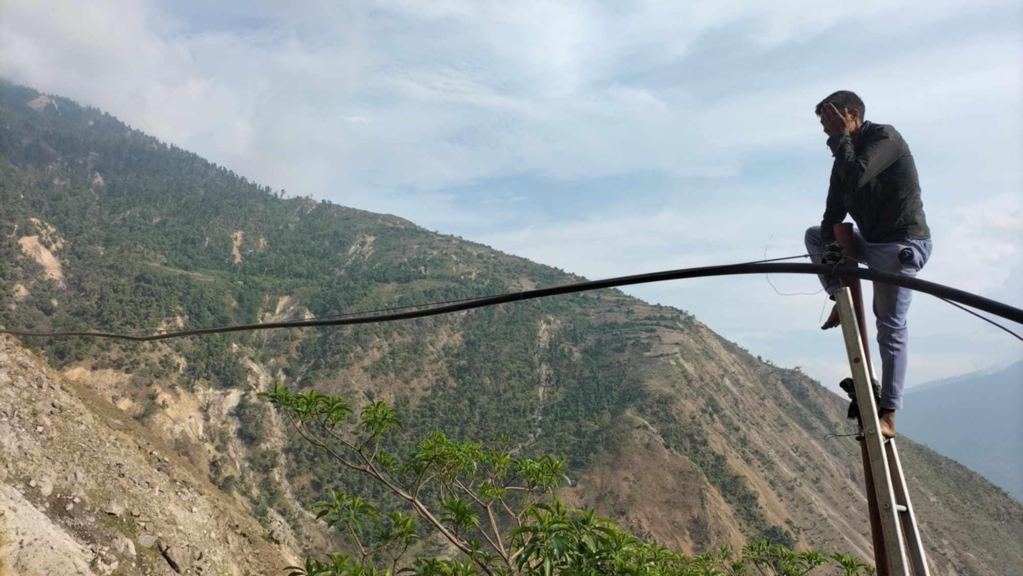 जमिनमा धारा आकाशमा पानीका पाईप