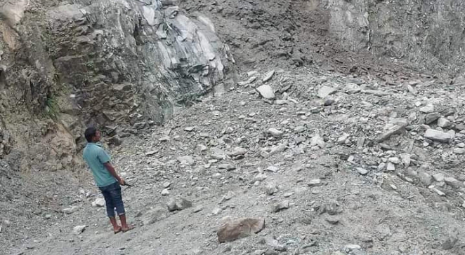 धुलाचौर नजिकै सडक माथी पहिरो आउदा यात्रु सास्ती