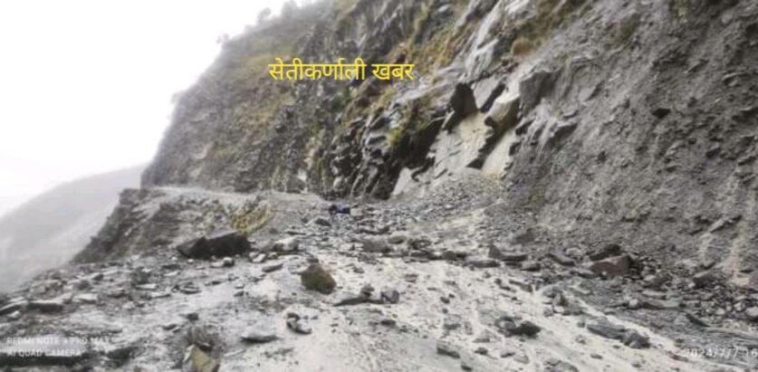 लगातार वर्षाले सडक अवरुद्ध