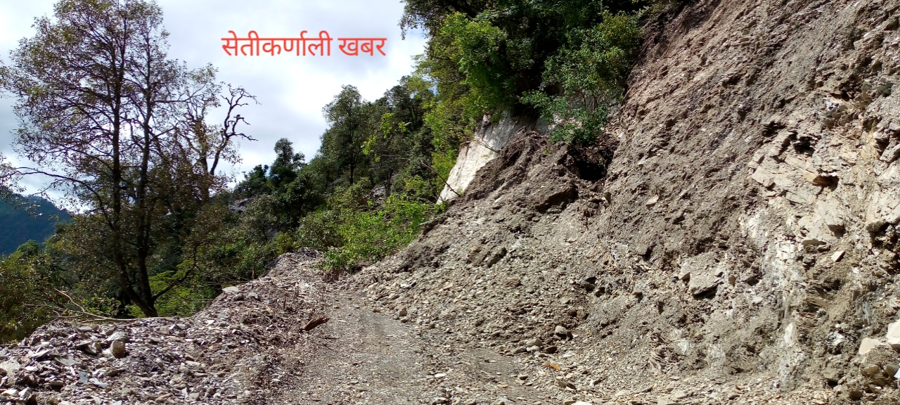 पहिरोले ग्रामीण सडक बन्द हुँदा स्थानीयलाई सास्ती