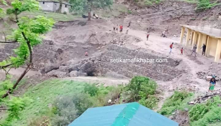 भगवती आधारभुत विधालयको निर्माणाधिन पर्खाल भत्कियो