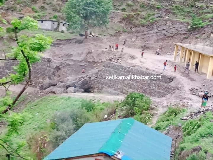 भगवती आधारभुत विधालयको निर्माणाधिन पर्खाल भत्कियो