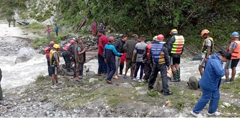 दुर्गाभञ्जन गुल्मका नेपाली सेनाद्धारा नाउलेगाडमा काठेपुल निर्माण