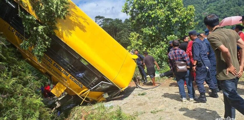 स्कुल बस दुर्घटनामा एकको मृत्यु, चालकसहित २७ जना विद्यार्थी घाइते