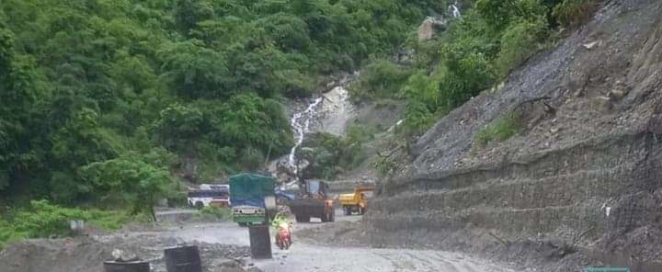 पाल्पाको तिनाउस्थित हिउँदेखोला नजिक झन्डै ५० मिटर सडक फेरि भासियो