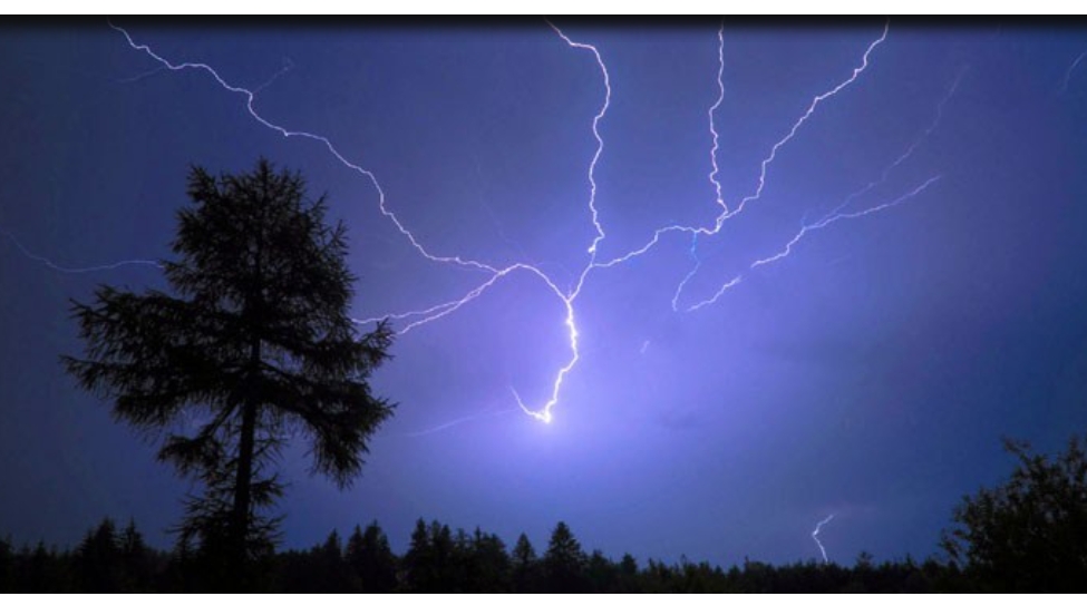 चट्याङ लागेर चार चाैपाया सहित एक जनाकाे मृत्यु एकजना घाईते