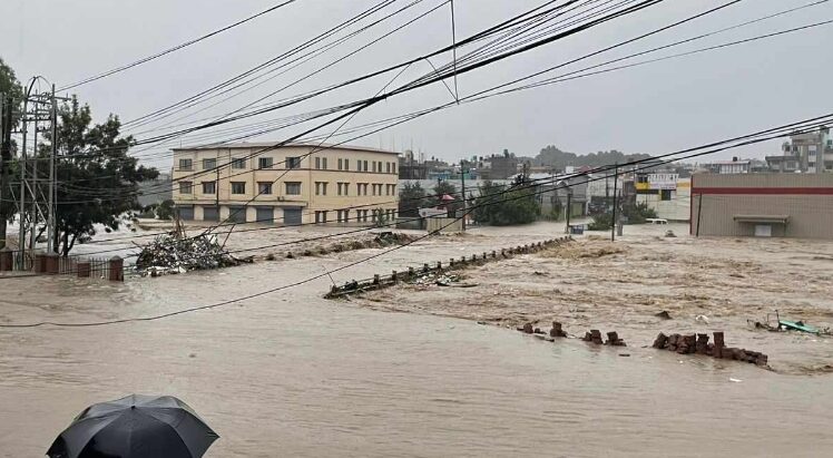 काठमनण्डाै उपत्यका मा मात्र बाढीपहिराे बाट ३४जनाकाे मृत्यु भए संगै १७जना बेपत्ता भएका छन् ।