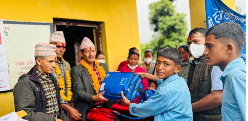 दुधिर आधारभुत बिध्यालयका विद्यार्थीलाई पोशाक तथा स्टेशनरी वितरण