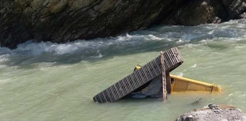 कर्णाली  नदिमा स्काइभेटर पल्टिँदा  एक जनाबेपत्ता