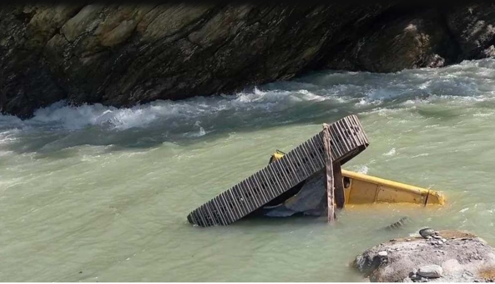 कर्णाली  नदिमा स्काइभेटर पल्टिँदा  एक जनाबेपत्ता