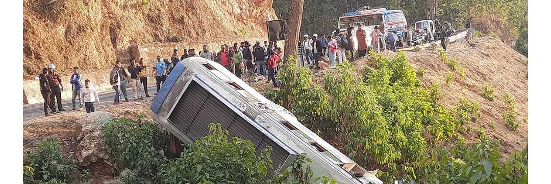 बाजुराको भानुदय माविका विद्यार्थी बोकेको बस  दुर्घटना, २ जना विद्यार्थी घाइते