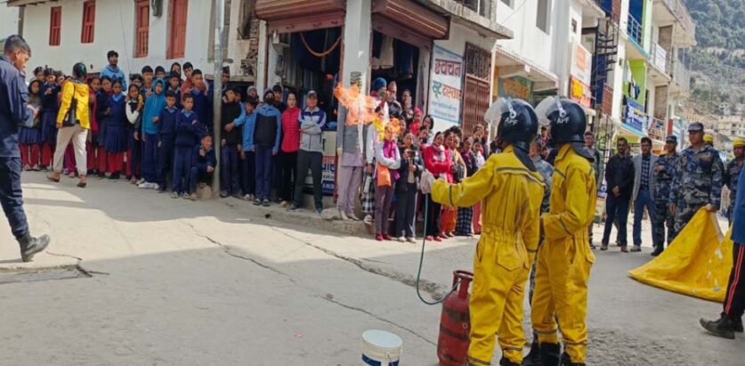 नेपाल सशस्त्र प्रहरी बल बाजुराद्धारा आगलागी नियन्त्रणको डेमो प्रदर्शन