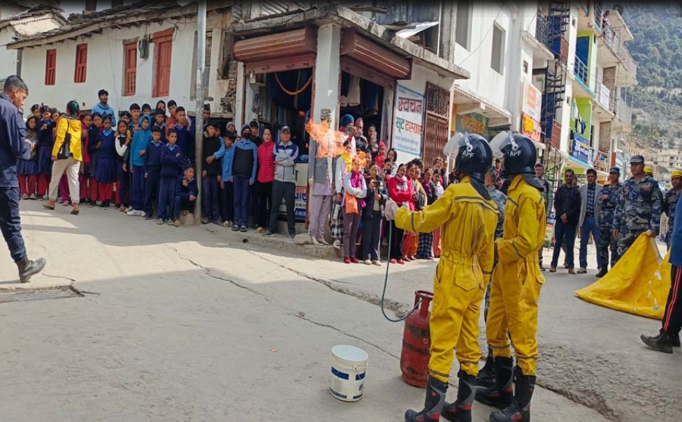नेपाल सशस्त्र प्रहरी बल बाजुराद्धारा आगलागी नियन्त्रणको डेमो प्रदर्शन