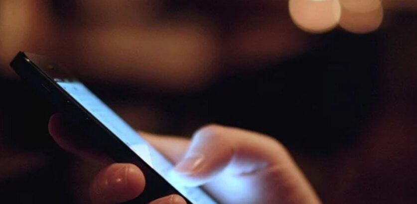 खल्तीमा बोकेको मोबाइल पड्किँदा अण्डकोष नै फुट्यो