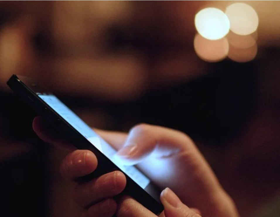 खल्तीमा बोकेको मोबाइल पड्किँदा अण्डकोष नै फुट्यो