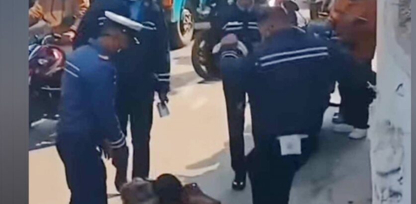 एक  प्रहरीले युवालाई बुटले हानेको भिडियो भाइरल