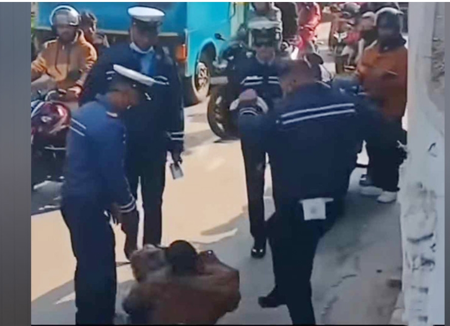 एक  प्रहरीले युवालाई बुटले हानेको भिडियो भाइरल