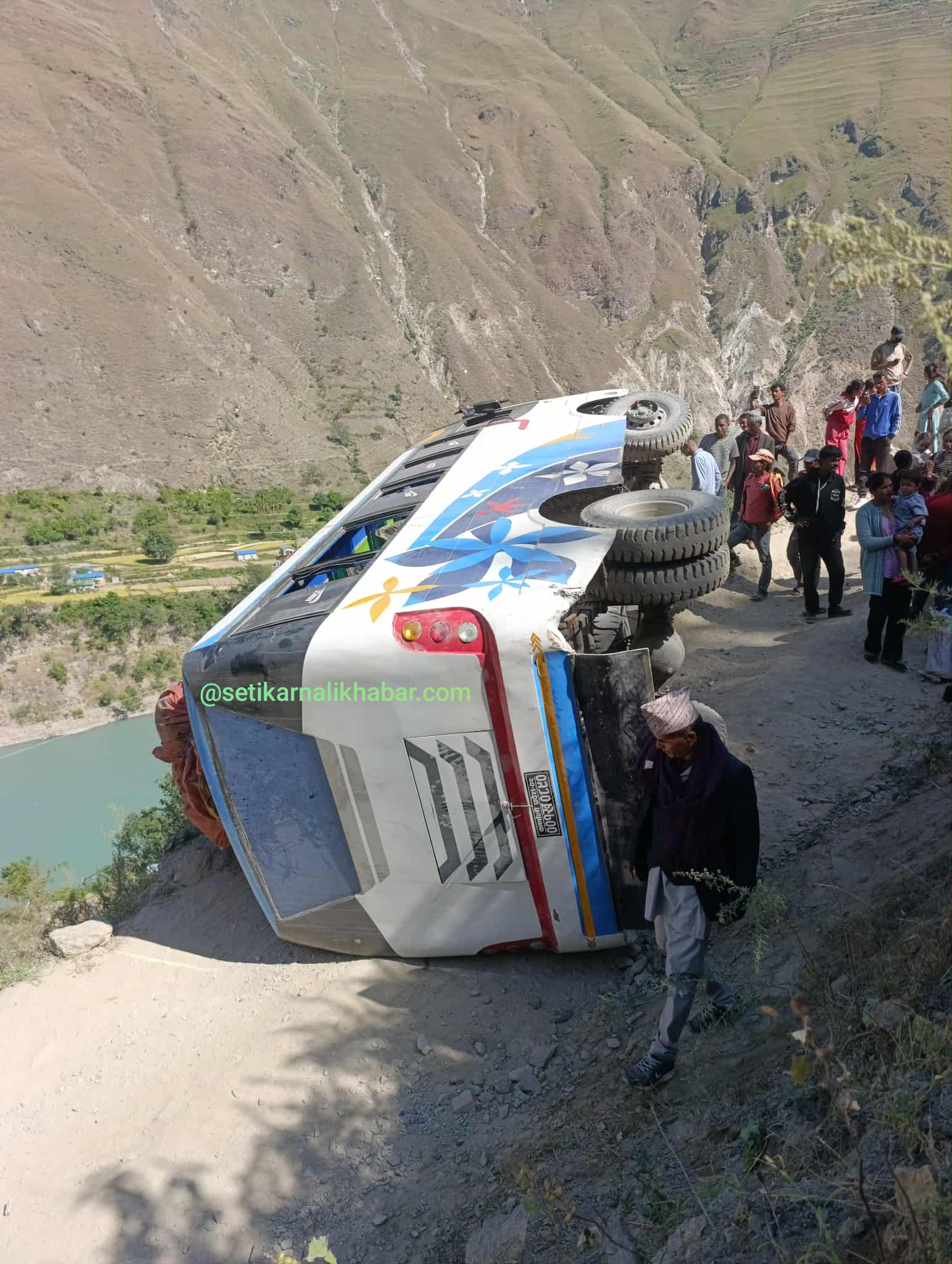 बाजुरामा यात्रुबाहक बस दुर्घटना तिनजना घाइते