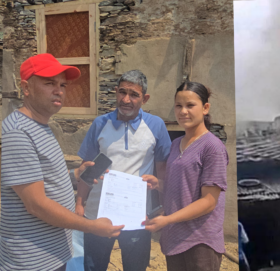 आगलागी पीडित खड्कालाई पडेस  प्रवास एकता समाज ब्यङ्लोर द्वारा आर्थिक सहयोग
