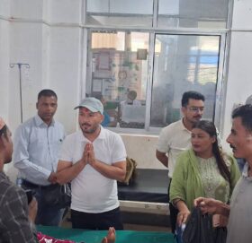 युवा नेता भण्डारीद्वारा जन्मदिनको अवसरमा बिरामीहरूलाई फलफूल र बेडसिट वितरण