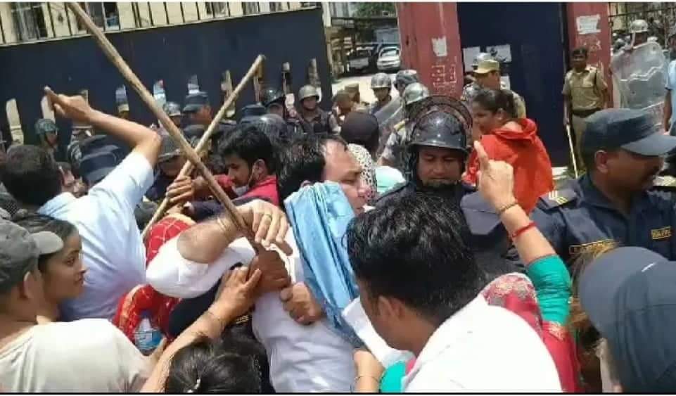 सर्वदलीय बैठकका क्रममा झापा बिर्तामोडकी मेयर लाई दुव्र्यवहार गर्ने११ जनालाई प्रहरीले  नियन्त्रणमा लियो