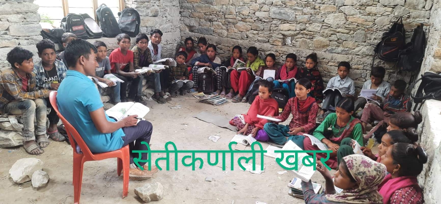 निर्माणाधीन  भवनको भुइँमै बसेर पढ्छन हुम्ला  ताँजाकोटका विद्यार्थी